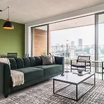 Duplex sofisticado com dois quartos em Pinheiros